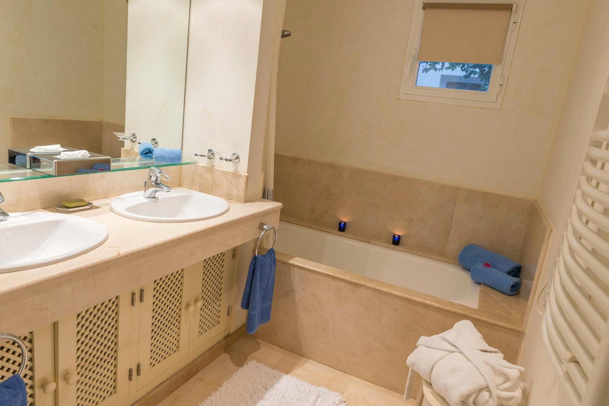 Resort Villas Andalucia 베날룹카싸스비에야스 객실 사진